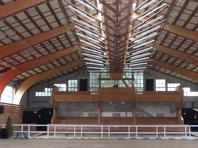 Fedett lovarda belső tere, modern lovaglócsarnok